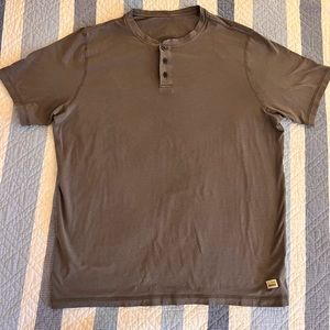 Vuori Men’s Short-Sleeve Henley Shirt M